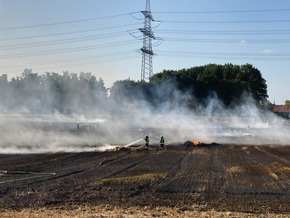 FW-EN: Großbrand auf Feld drohte auf Siedlung überzugreifen. 100 Feuerwehrkräfte in Hattingen im Einsatz