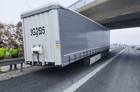 Polizeiinspektion Hildesheim: POL-HI: Sattelauflieger l&ouml;st sich von der Zugmaschine - Gl&uuml;ck im Ungl&uuml;ck!