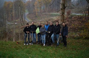Becher GmbH & Co. KG: Große Baumpflanzaktion mit 3000 Setzlingen in Lindlar