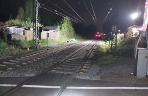 Bundespolizeiinspektion Bremen: BPOL-HB: Zug erfasst PKW-Anh&auml;nger in Bremen-St. Magnus - Bundespolizei sucht Zeugen!