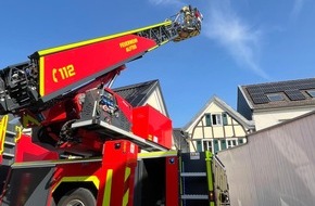 Freiwillige Feuerwehr der Gemeinde Alfter: FW Alfter: Brand in einem Fachwerkhaus - aufmerksame Bewohner und Feuerwehr verhindern Brandausbreitung
