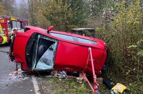 Kreispolizeibehörde Höxter: POL-HX: Pkw überschlägt sich - Fahrerin nur leicht verletzt