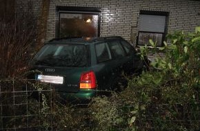 Polizeiinspektion Cuxhaven: POL-CUX: +Mit über einem Promille in Hauswand "geparkt" / 90.000 Euro Schaden