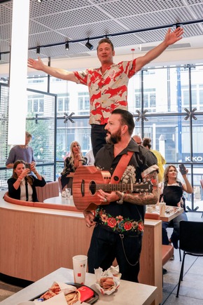 Sein höchstes Konzert aller Zeiten: McDonald&apos;s bringt Dick Brave in die Luft