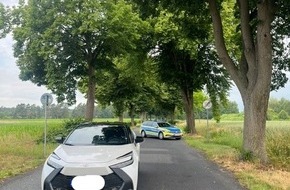 Polizeipr&auml;sidium Neubrandenburg: POL-NB: Durchbruch mit gestohlenem Auto