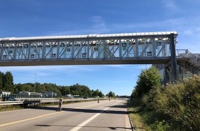 Polizeidirektion Pirmasens: POL-PDPS: LKW bleibt mit Kran an Überführung hängen