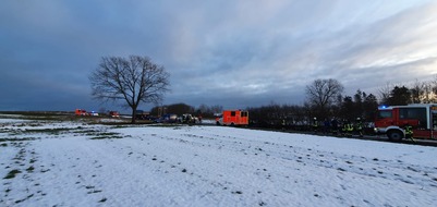 Freiwillige Feuerwehr Borgentreich: FW Borgentreich: Verkehrsunfall in Borgholz durch Glatteis. Ein PKW überschlug sich und blieb auf einem Feld liegen. 1 Person wurde verletzt.