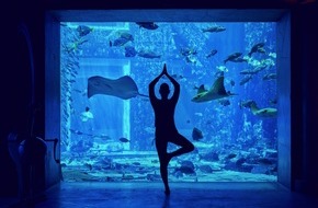 Atlantis, The Palm: „Namaste" aus dem Atlantis, The Palm: Kostenfreier Unterwasser-Yoga-Livestream aus dem Lost Chambers Aquarium am International Yoga Day