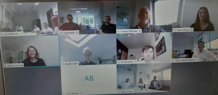 Ottobock SE & Co. KGaA: Virtuelle Freisprechung bei Ottobock - Glückliche AbsolventInnen mit Headset am PC