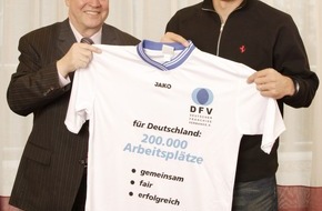 Deutscher Franchiseverband e.V.: Wirtschaftlicher Erfolg dank Teamgeist und Fair Play / Deutscher Franchise-Verband spendet 1 EUR pro neuen Arbeitsplatz für Klinsmann-Stiftung