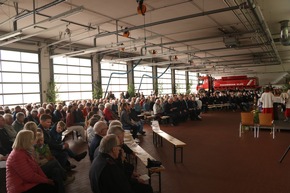FW-OE: Feierlicher Floriansgottesdienst mit Fahrzeugübergabe