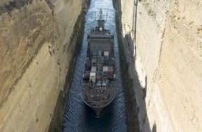 Presse- und Informationszentrum Marine: Marine: Foto der Woche Eine enge Angelegenheit - der Tendel "Mosel" im Kanal von Korinth