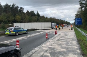 Polizei Münster: POL-MS: Verkehrsunfall mit einem Sattelzug und zwei schwewr Verletzten - BAB A30 voll gesperrt