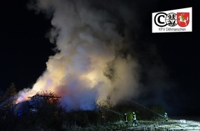 Kreisfeuerwehrverband Dithmarschen: FW-HEI: FOLGEMELDUNG: Großfeuer in Eddelak - Bewohner eines Reetdachhauses wird nach Brand weiterhin vermisst
