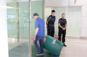 Hauptzollamt Dortmund: HZA-DO: Zoll entdeckt Tabletten mit Betäubungsmitteln / Kontrolle am Flughafen führt zu Strafverfahren