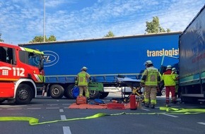 Feuerwehr Gladbeck: FW-GLA: Schwerer Lkw-Unfall an der Europabrücke- Eine Person eingeklemmt