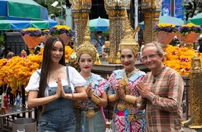 ProSieben: Abenteuer statt All Inclusive: Verona Pooth und Wigald Boning begeben sich für ProSieben in Thailand auf einen Crashkurs der Traditionen