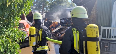 FW-RD: Feuer in Hamdorf - Halle einer Tischlerei brennt ab