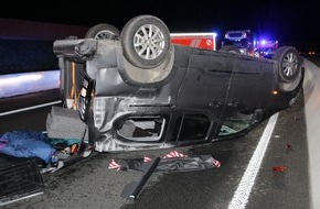 Polizei Bielefeld: POL-BI: Verkehrsunfall mit zwei verletzten Personen und drei beteiligten Fahrzeugen auf der BAB 33