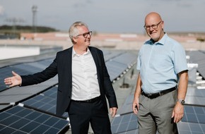 Gebäude- und Wohnungsbaugesellschaft Wernigerode mbH: Jetzt Fotovoltaikanlagen auf allen Plattenbaudächern / Günstiger Mieterstrom: Die Gebäude- und Wohnungsbaugesellschaft Wernigerode mbH und die Stadtwerke Wernigerode arbeiten dafür zusammen