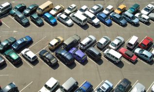 CosmosDirekt: Parkplatz-Panik: Jeder Zweite hat Probleme mit kleinen Parklücken (BILD)