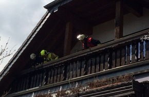 Feuerwehr Stolberg: FW-Stolberg: Brand eines  Blumenkasten -  droht  auf hölzernen Balkon überzugreifen