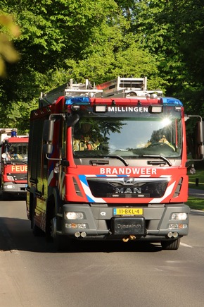 FW-KLE: "Grenzenloses Wasser" - Deutsch-niederl&auml;ndische Feuerwehr&uuml;bung im Tiergarten Kleve st&auml;rkt Zusammenarbeit &uuml;ber L&auml;ndergrenzen hinweg