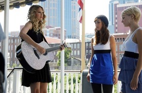 ProSieben: Topstar bei POPSTARS: "MTV Video Music Award"-Gewinnerin Taylor Swift begleitet Elif und Dagmara auf der Gitarre