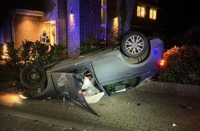 Polizeiinspektion Rotenburg: POL-ROW: ++ Pkw landet am Vitus-Platz auf dem Dach: Fahrer schwer verletzt ++