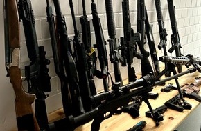 Polizeiinspektion Emsland/Grafschaft Bentheim: POL-EL: Wietmarschen/Lohne - Reichsbürger / Selbstverwalter - Erhebliche Mengen an Munition und Waffen bei Durchsuchung aufgefunden