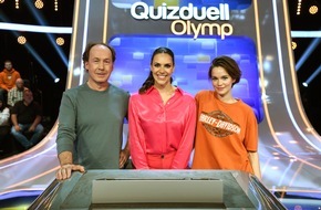 ARD Das Erste: Ku´Damm-Stars gegen den Olymp: Emilia Schüle und Ulrich Noethen raten bei Esther Sedlaczek / "Quizduell-Olymp" am Freitag, 14. Oktober, 18:50 Uhr im Ersten