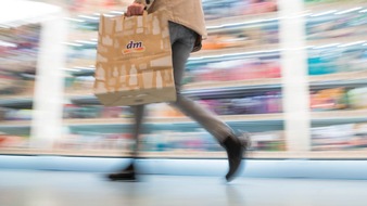 dm-drogerie markt: Starker Zuspruch für Omnichannel-Retailing bei dm / Kunden würdigen Leistungen wie Corona-Schnelltest-Zentren und Express-Abholung / Umsatz europaweit über 12 Milliarden Euro