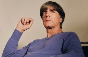 Lidl: Bei Lidl: Royalblauer Gl&uuml;ckspullover von Jogi L&ouml;w feiert Comeback / 100 Prozent Kaschmir f&uuml;r nur 49,99 Euro - neue Herbstkollektion von Strenesse Blue in allen Lidl-Filialen und im Onlineshop