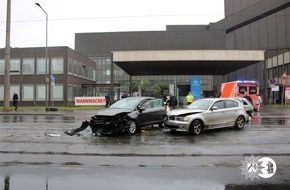 Polizei Duisburg: POL-DU: Bruckhausen/Hochemmerich: Beim Abbiegen übersehen - Insassen kamen leicht verletzt davon