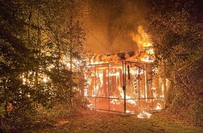 Polizei Mettmann: POL-ME: Carport in Brand geraten - Heiligenhaus - 2209108