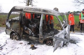 Polizeiinspektion Nienburg / Schaumburg: POL-NI: PKW brennt vollstaendig aus -Bild im Download-