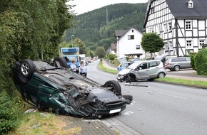 Feuerwehr Lennestadt: FW-OE: Frontalzusammenstoß, PKW landet auf dem Dach, zwei Personen verletzt