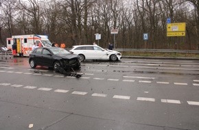 Polizei Duisburg: POL-DU: Neudorf-Süd: Zwei Verletzte nach Unfall auf Uhlenhorststraße