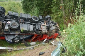 Polizeipräsidium Südhessen: POL-DA: Viernheim: Gebrauchtwagenlaster verunglückt auf Autobahnzubringer / Hoher Sachschaden bei LKW-Haverie auf der A 6 am Viernheimer Dreieck