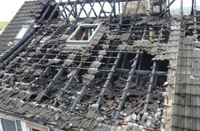 Kreispolizeibehörde Unna: POL-UN: Schwerte - Dachstuhlbrand zerstört komplettes Mehrfamilienhaus in Westhofen