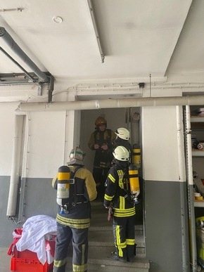 FW-OE: Feuerwehr Lennestadt absolviert Gasbrandausbildung - Firmen Traicon und Westenergie unterstützen lokale Einsatzkräfte in Lennestadt