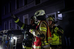 FW-MK: Feuer in Mehrfamilienhaus - Bewohner über Drehleiter gerettet