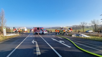 FW Düren: Schwerer Verkehrsunfall auf der K29: Erfolgreiche interkommunale Zusammenarbeit der Feuerwehren Düren, Hürtgenwald und Kreuzau