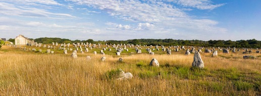 Erste UNESCO-Weltkulturerbestätte in der Bretagne: Die Steinreihen von Carnac und die Megalithlandschaft am Meer
