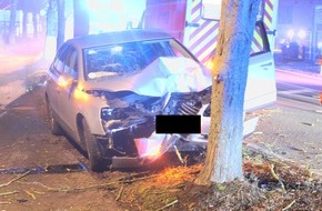 Polizei Minden-Lübbecke: POL-MI: Pkw kommt von Straße ab und kracht gegen Baum
