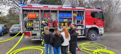 Feuerwehr Beverungen: FW Beverungen: Praxisnaher Chemieunterricht bei der Feuerwehr Beverungen / Gymnasium Beverungen besucht das Feuerwehrger&auml;tehaus