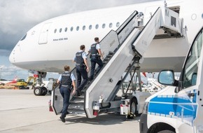 Bundespolizeidirektion München: Bundespolizeidirektion München: Der moderne Storch lässt liefern -Ungewöhnlicher und freudiger Einsatz der Bundespolizei am Münchner Airport-
