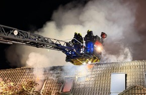 Kreisfeuerwehrverband Segeberg: FW-SE: 103 Einsatzkr&auml;fte im Gro&szlig;einsatz: Feuerwehr verhindert Ausbreitung eines Dachstuhlbrandes