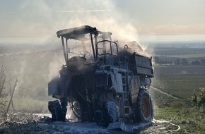 Polizeidirektion Neustadt/Weinstraße: POL-PDNW: Brand eines Vollernters zwischen den Weinreben