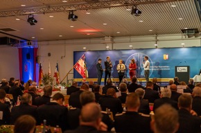 FW-LFVSH: Landesfeuerwehrversammlung 2025: Feuerwehr blickt zuversichtlich in die Zukunft - Talkrunde mit RS.H-Moderator und hochkarätigen Gästen zum Thema Katastrophenschutz